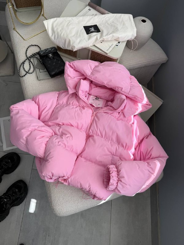 Жіноча утеплена куртка-пуфер зі знімним капюшоном