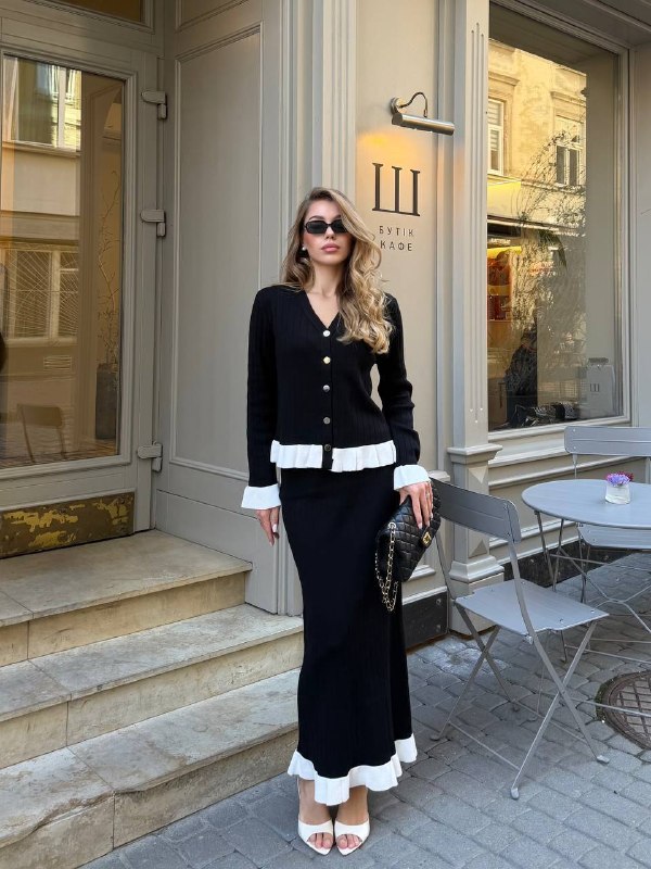 Жіночий трикотажний костюм зі спідницею та кардиганом Black Elegance